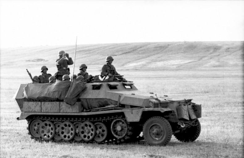 Bundesarchiv_Bild_101I-217-0493-31,_Russland-Süd,_Schützenpanzerwagen.jpg