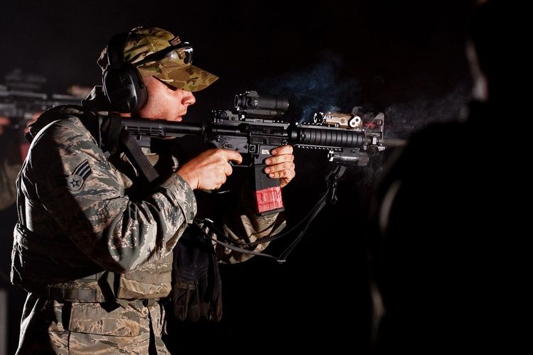 Soldat zielt mit waffenmontiertem Laser-Licht-Modul